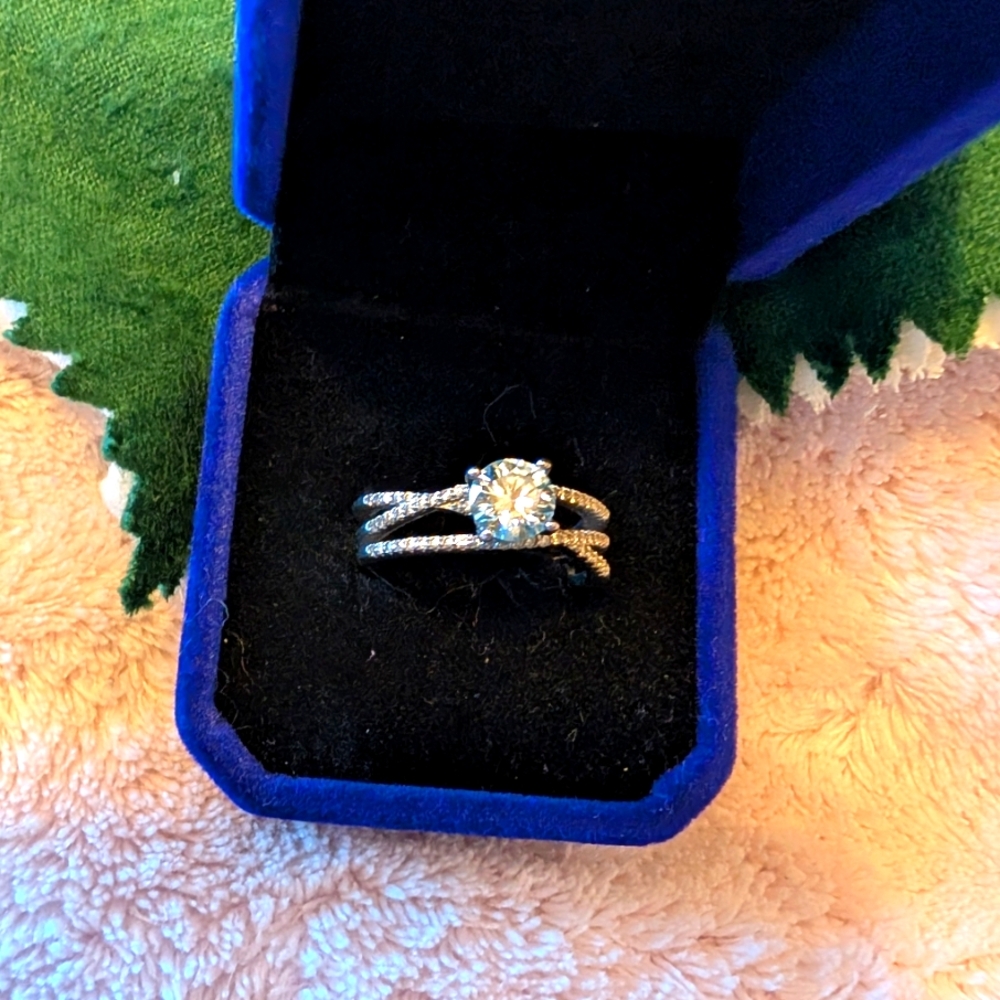 Elegant Silver Cross Cross Ring with 1 Carat Moissanite